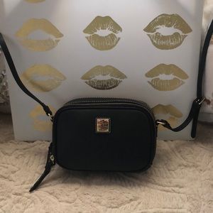 💋👛👛👛NWOT Dooney and Bourke Small crossbody 👜